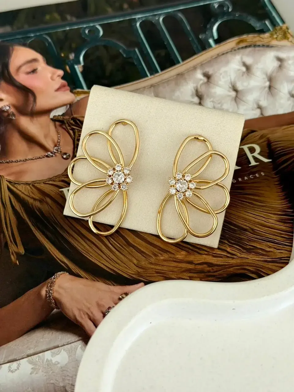 BRINCO FOLHEADO FLOR ZICONIA — foto 1