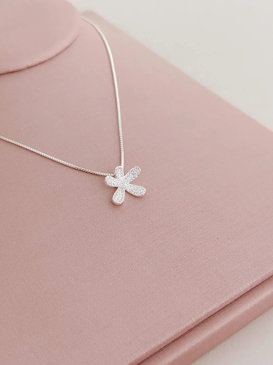 COLAR FLOR CINCO PÉTALAS CRAVEJADAS — foto 1