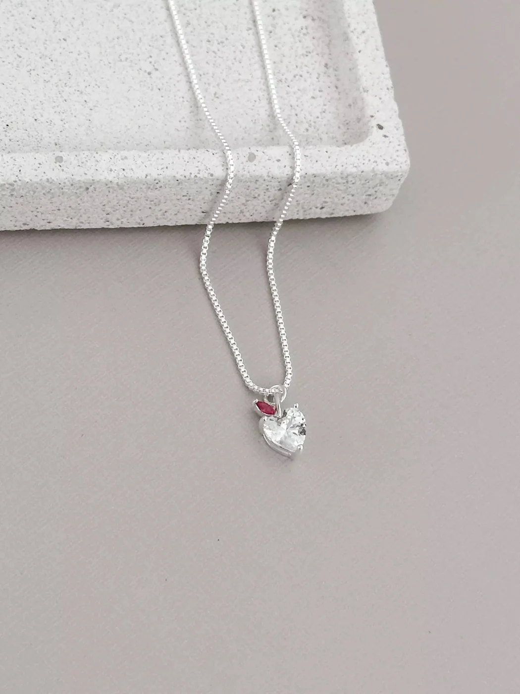 COLAR CORAÇÃO COM PEDRINHA ROSA — foto 1