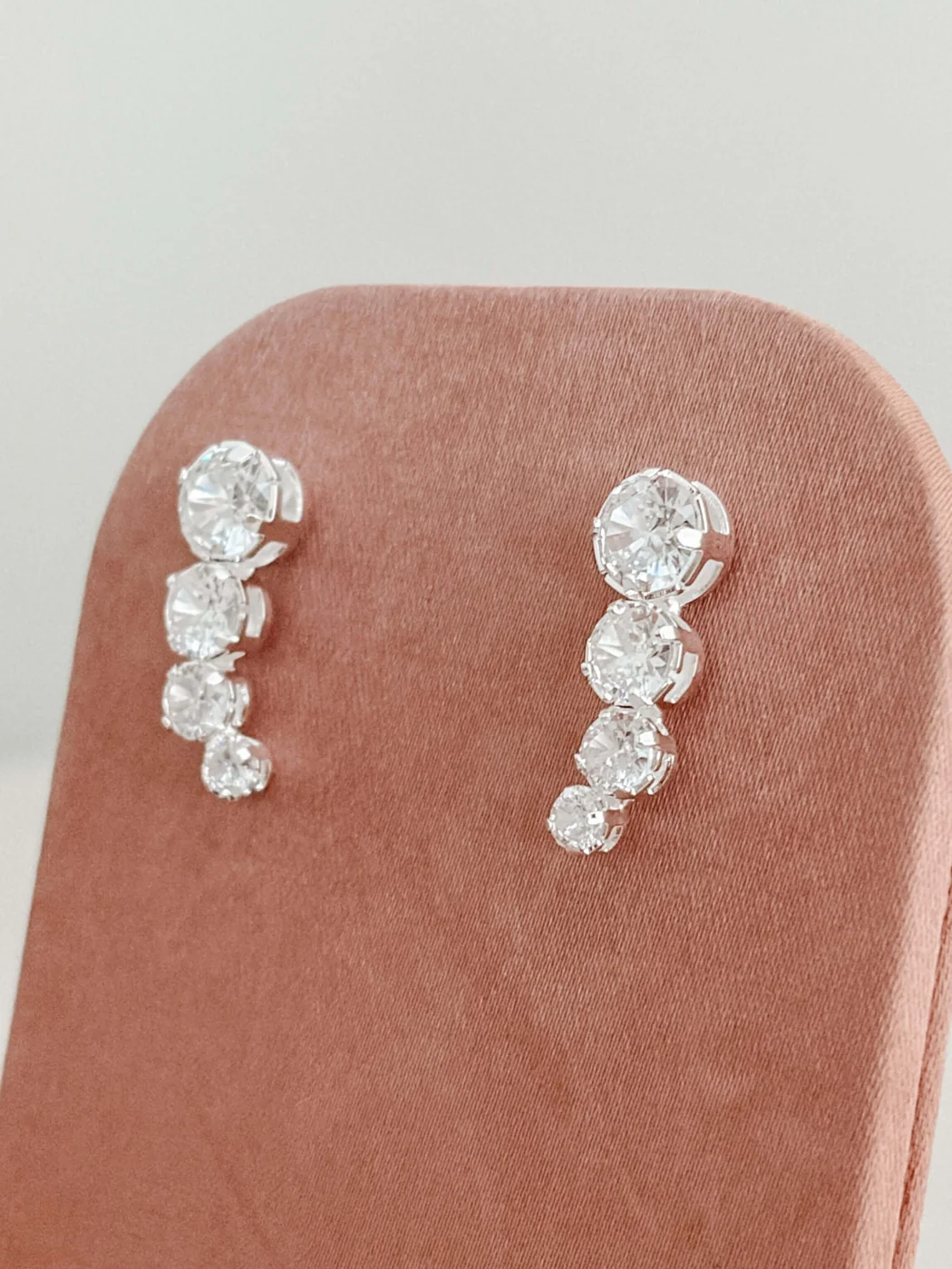 EAR CUFF QUADRO PEDRAS CRISTAIS — foto 1