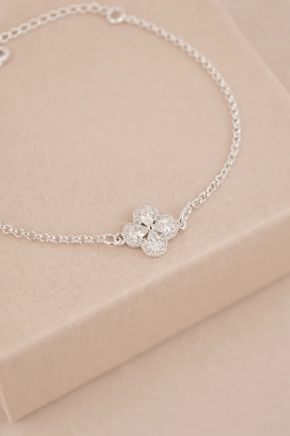 PULSEIRA TREVO CRISTAL CRAVEJADO EM VOLTA — foto 1