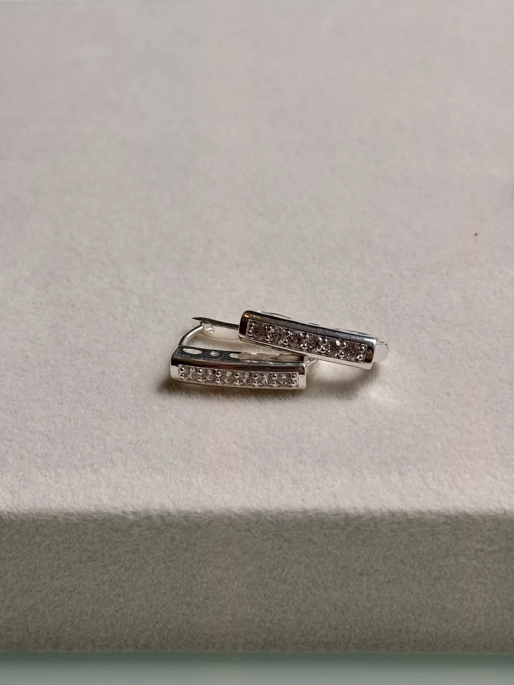 ARGOLA OVAL FIO CRISTAIS  — foto 1
