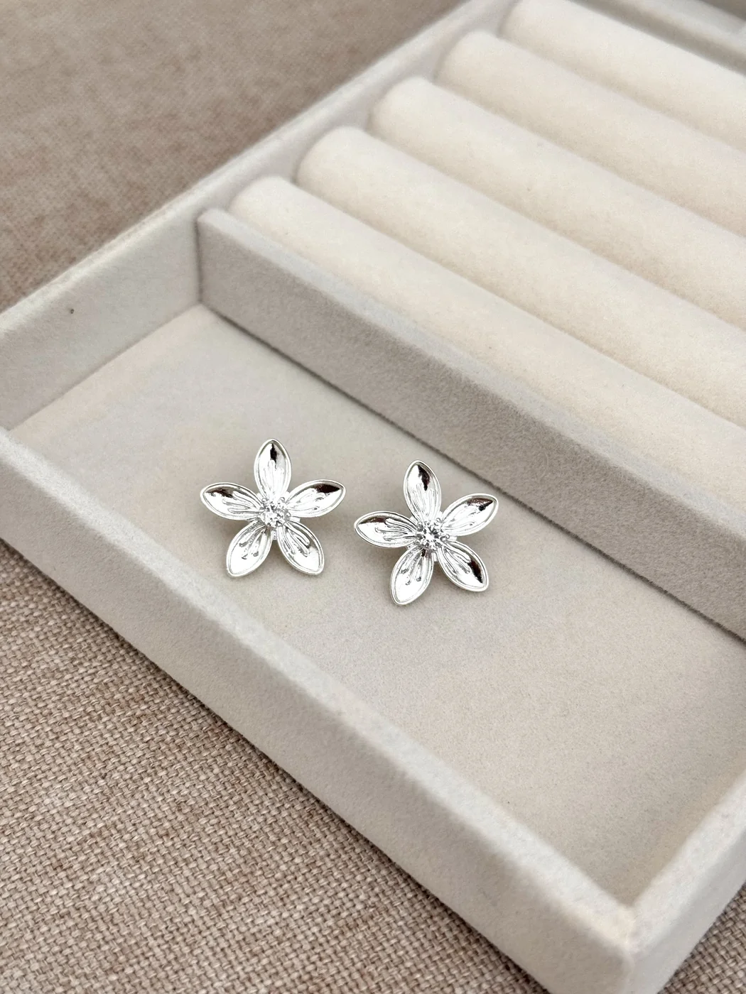 BRINCO FLOR GRANDE LISOS E COM PEDRA NO MEIO — foto 1