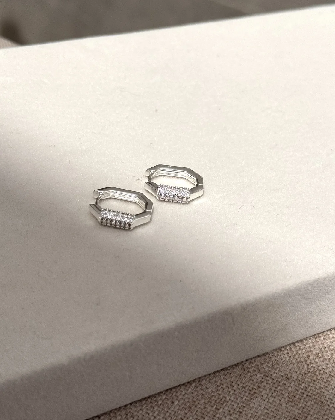 ARGOLA HEXAGONAL LISA COM DETALHE CRAVEJADO — foto 1
