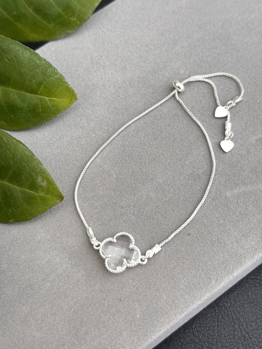 PULSEIRA TREVO CRISTAL GRAVATINHA — foto 1