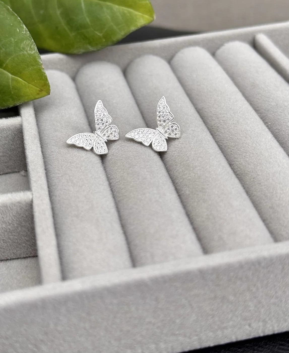 BRINCO BORBOLETA CRAVEJADA — foto 1