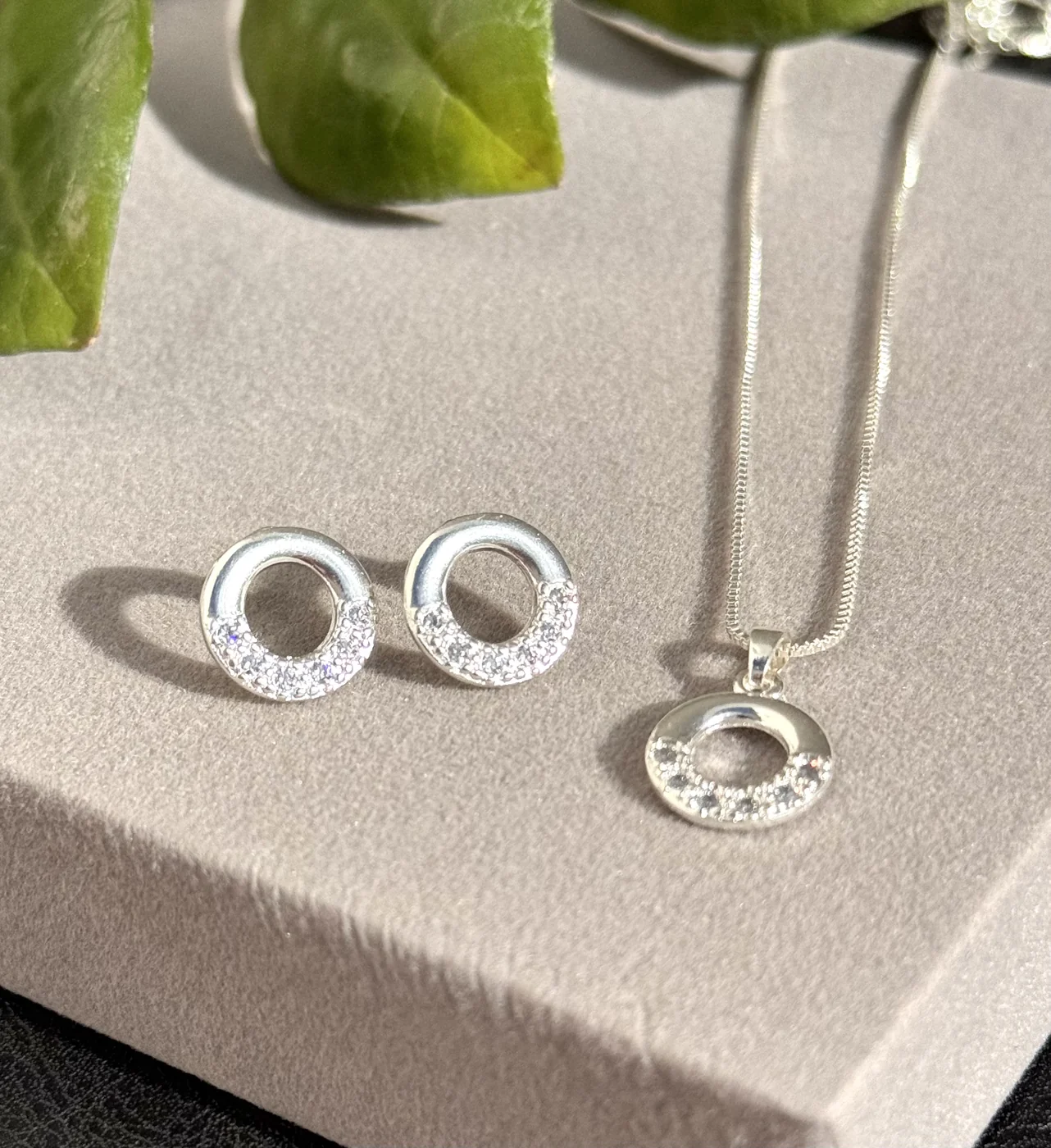 CONJUNTO CIRCULO VAZADO COM DETALHE CRAVEJADO — foto 1