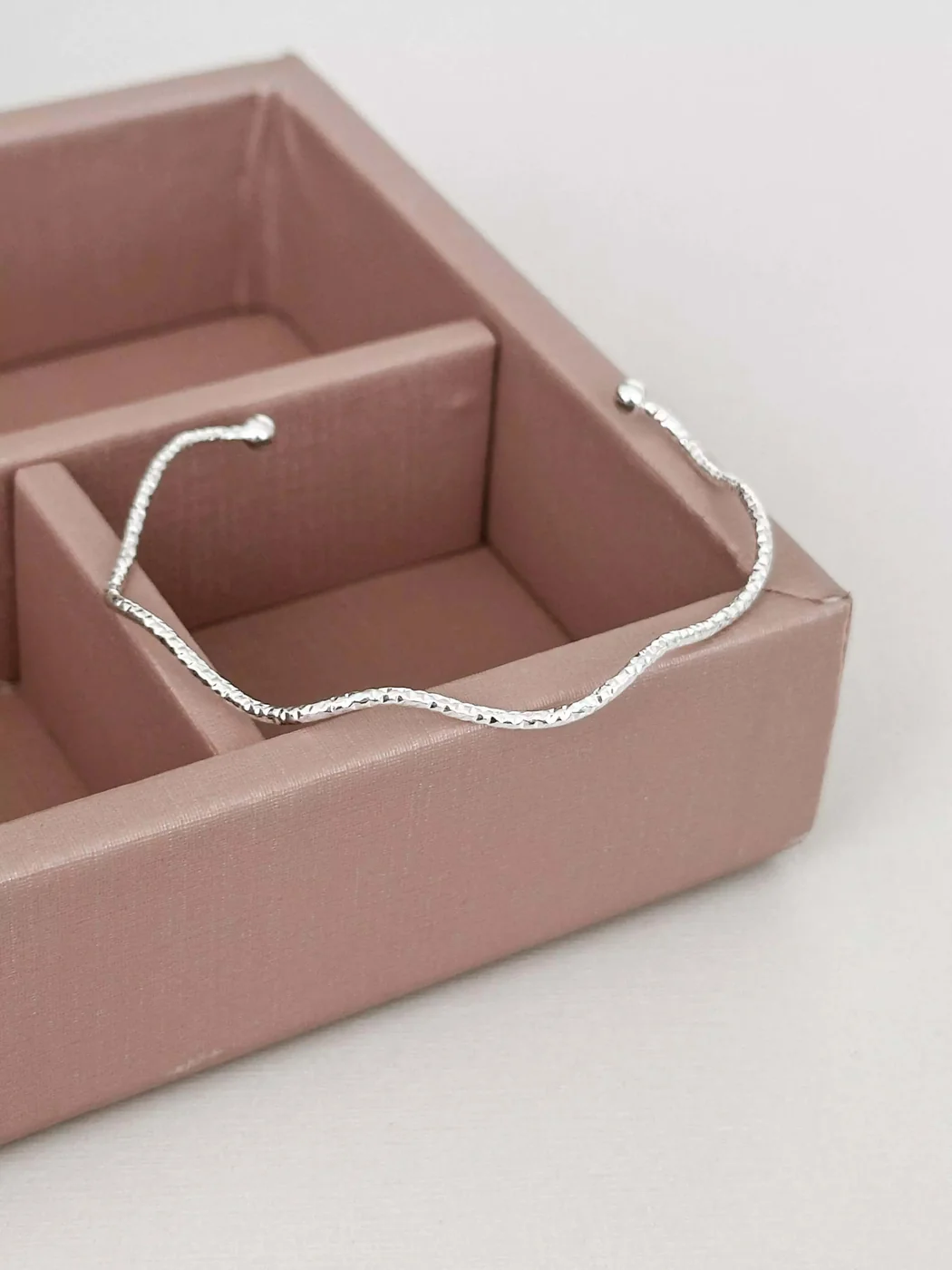 BRACELETE ONDULADO TEXTURIZADO — foto 1