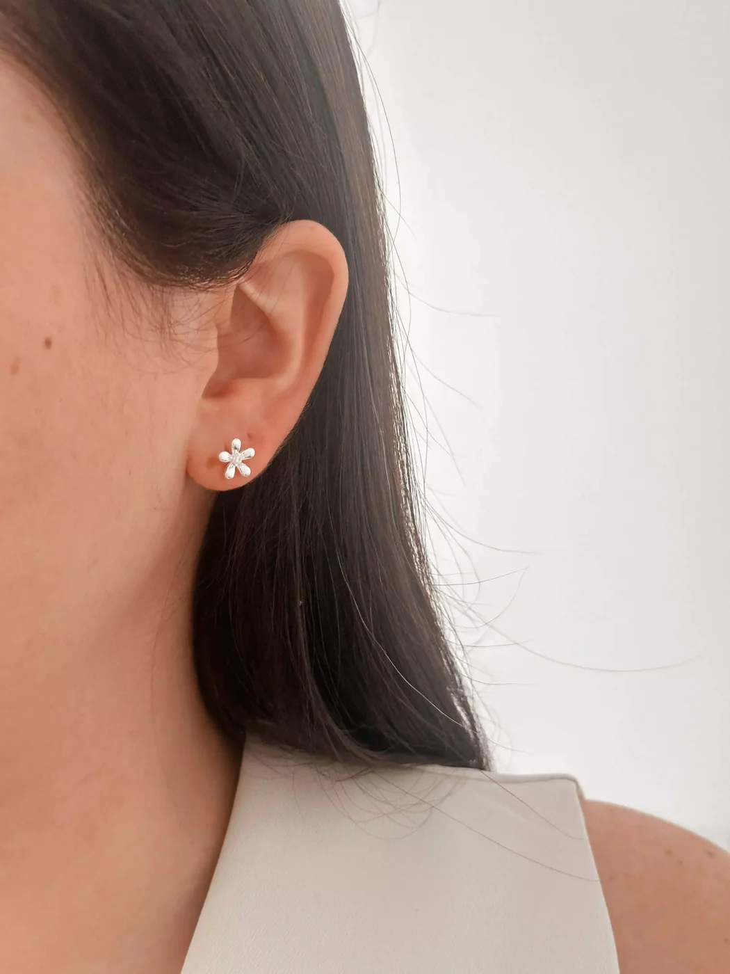 BRINCO FLOR DELICADA LISO — foto 1